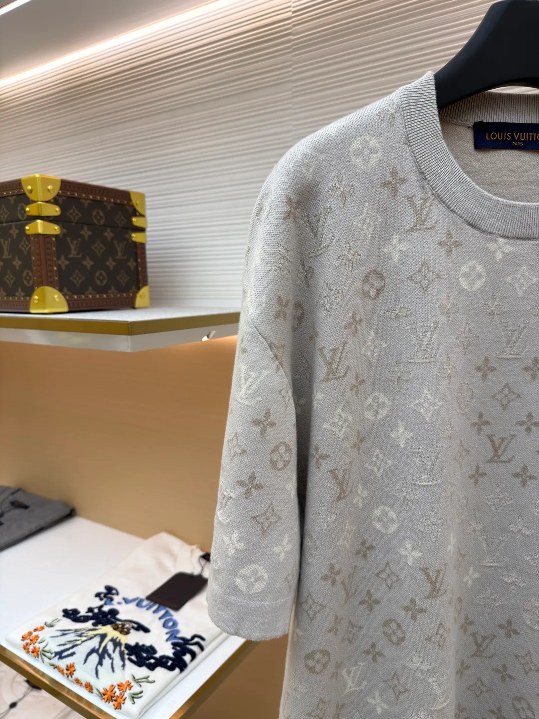 LOUIS VUITTON letter gradient jacquard short sleeves ●Original version: Purchased and developed by 9545 ●Item number: 1681787-A60 ●Fabric: cotton fabric ●Technology: knitted jacquard production ●Color: light apricot ●Version: fitted version ●Weight: about 405 grams ●Size: XS-S-M-L ●Description: Using high-count cotton blended knitting technology, the body uses intarsia jacquard technology to fully present the brand's signature. The texture of apricot, light rice, and light brown yarns is interwoven to achieve a three-dimensional layering and soft gradient texture of the pattern. The neckline is trimmed with ribbing of the same color, taking into account elasticity and shaping effects; the short-sleeved sleeves are seamlessly knitted in one piece to reduce seam friction. The fabric is pre-shrunk to ensure it is not easily deformed after wearing, while retaining the breathability and drape of knitted materials. The overall process combines the brand's classic logo with comfortable knitting, and the stitch pitch error of each jacquard texture is controlled within 0.1mm, which not only highlights the exquisite details, but also adapts to the relaxed needs of daily wear. The overall wiring is straight and delicate, the fabric is comfortable and soft, and the color is consistent without color difference. It can be matched with the same style to create a fashionable look and control various occasions. Customized accessories, complete with three standards, same style for men and women!